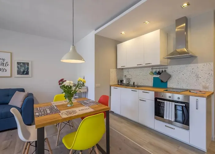 Quiet & Airy Modern Apt. Top Centre Free Parking