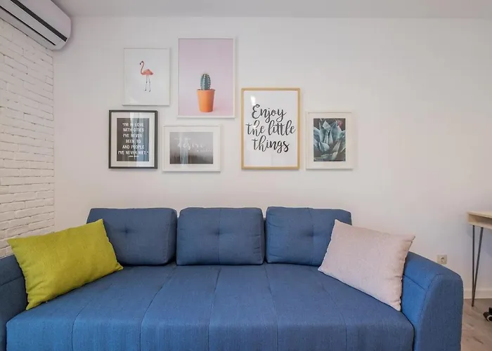Quiet & Airy Modern Apt. Top Centre Free Parking