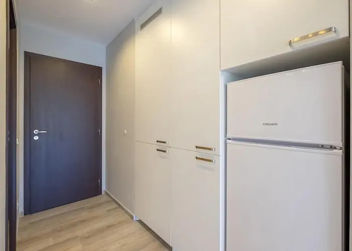 Quiet & Airy Modern Apt. Top Centre Free Parking