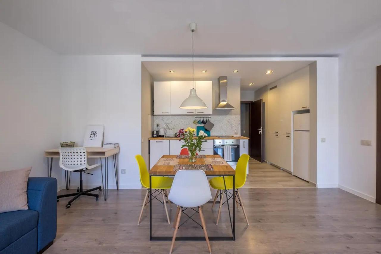 Quiet & Airy Modern Apt. Centre Free Parking דירה *