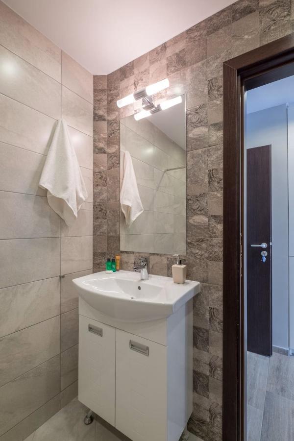 Quiet & Airy Modern Apt. Centre Free Parking דירה