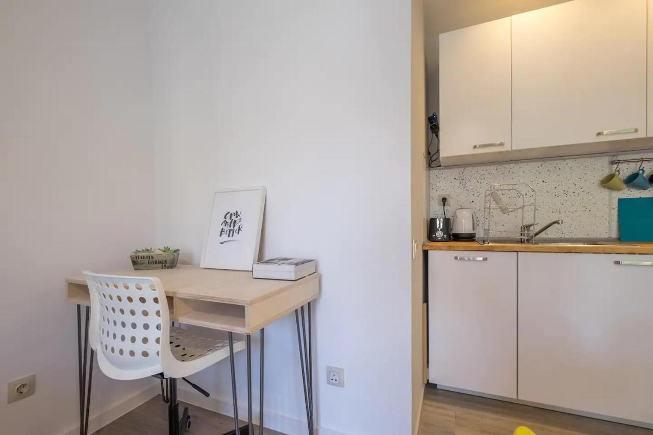 Quiet & Airy Modern Apt. Centre Free Parking *
